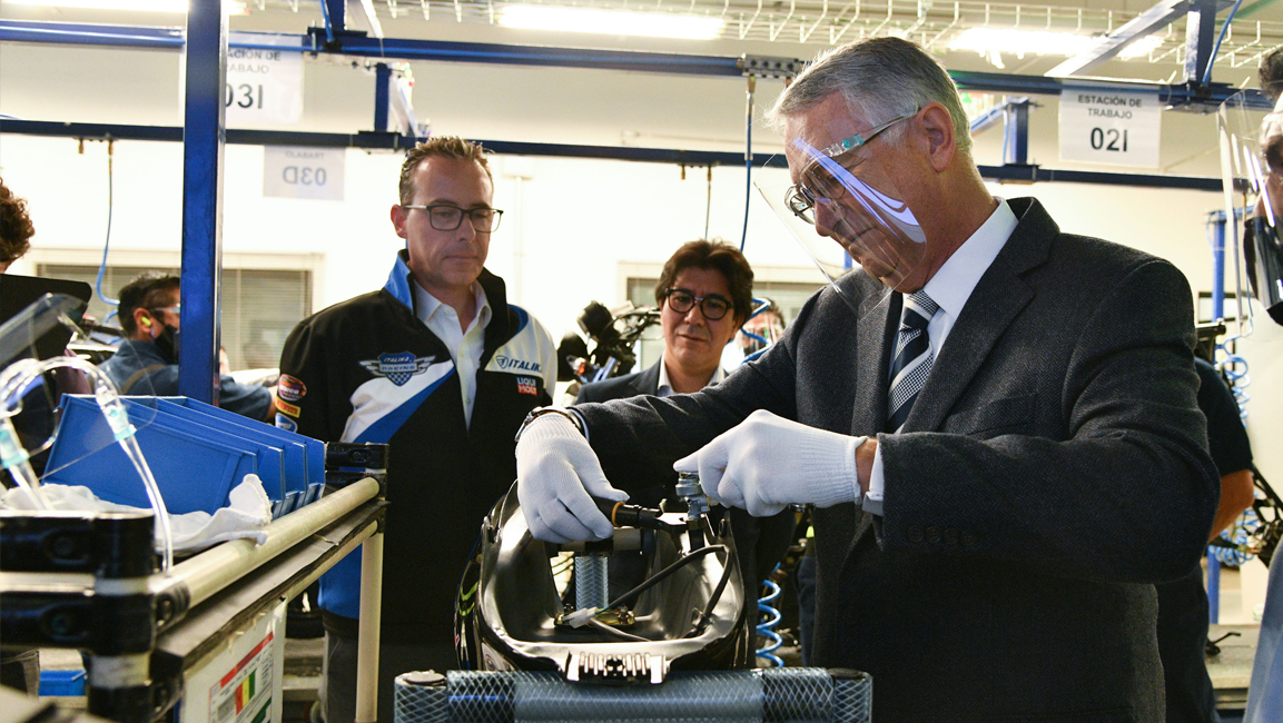 Ricardo Salinas visita la ensambladora de motocicletas de Italika
